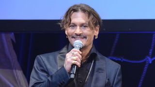 ジョニー・デップほろ酔い気分?自由すぎる言動連発でファン沸かす