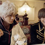 吉沢亮ふんする沖田のこの笑顔!バズーカを構える姿も…ドラマ「銀魂」新場面写真
