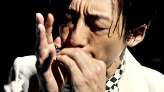 ブルースハープを吹く高橋一生がヤバい！スカパラ＆浜野謙太と夢のセッション