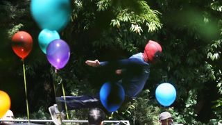 デッドプール、キッズの誕生日パーティーで堂々ダイブ！続編の撮影現場をキャッチ！