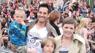 グラミー受賞ディクシー・チックスのメンバー、「HEROES」俳優夫と離婚へ