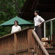 松坂桃李、カフェ店員姿が似合いすぎ!“心根から優しい”素顔を目撃