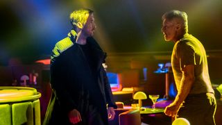 “新旧ブレードランナー”がにらみ合う！続編場面写真