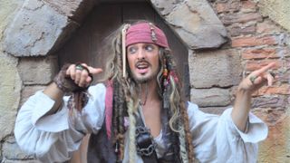 ジャック・スパロウがTDRをジャック!水ぶっかけ放題で大暴れ