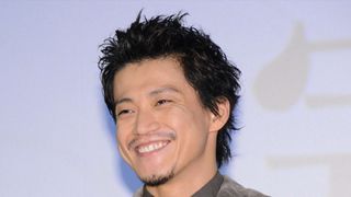 小栗旬、“パパ”の一面に大反響!愛娘とディズニーやスーパーも一緒に…