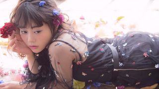 高畑充希がシースルーお嬢様、深キョンが謎のOL風に服チェンジ