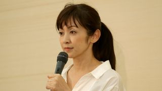 不倫報道の斉藤由貴、釈明会見で完全否定もしどろもどろ