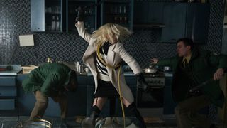 シャーリーズ・セロン、歯3本ひび割れながらも超絶アクション！