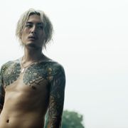 間宮祥太朗、危険な刺青姿…初主演映画『全員死刑』で