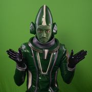 攻めすぎ!斎藤工、顔を真緑にして「謎の宇宙人」役