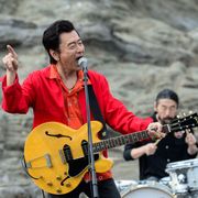 史上初!桑田佳祐、えぼし岩で熱唱
