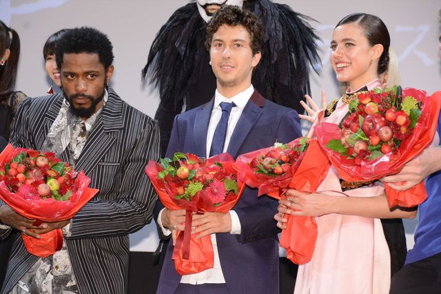 左からレイキース・スタンフィールド(L役)、ナット・ウルフ(ライト役)、マーガレット・クアリー
