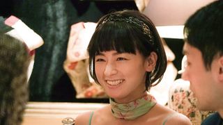 ノー特殊メイク!10代~50代の女性を尾野真千子が演じ分け