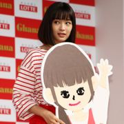 広瀬すず“画伯”が土屋太鳳の似顔絵に挑戦!その出来栄えは…?