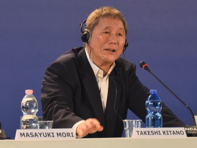 ベネチアで会見する北野武監督。次回作楽しみです!