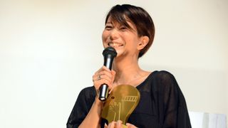 モントリオールで審査員特別賞！三島有紀子監督、トロフィーと初対面