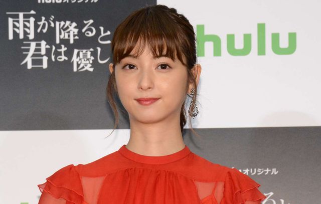 艶やかな赤いドレスで登場した佐々木希
