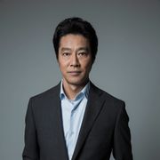 堤真一、鈴木おさむと初タッグ!名刺が生死を決めるデスゲーム小説を実写化!