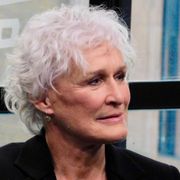 パトリック・スチュワートの髪がフサフサに!グレン・クローズ主演最新作はラブコメ
