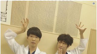 綾野剛＆星野源、かわいさ全開のツーショット！おどけポーズに「なごむ」