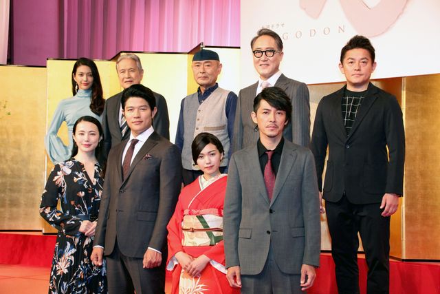 主演の鈴木と新たに発表されたキャスト陣
