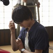 山崎賢人が考案!“省エネ男子”の推理ポーズ