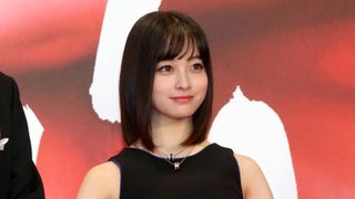 橋本環奈、大人ドレスでレッドカーペット彩る!東京国際映画祭スタート