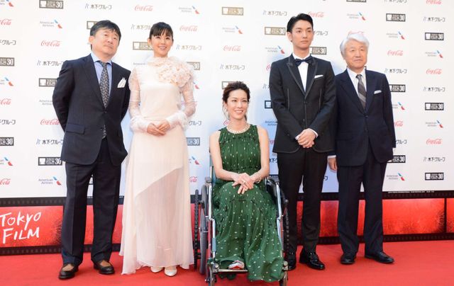 『ミッドナイト・バス』のキャストと登壇した山本未來(中央)