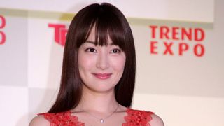 深紅のドレスがまぶしい高梨臨、今年のヒット人に選出され謙虚な女優魂のぞかせる
