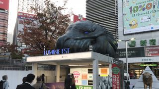 ゴジラ、新宿東口に現る…咆哮や足音アリでこの迫力！