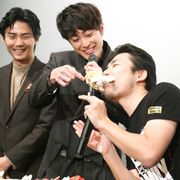 間宮祥太朗、一生添い遂げたい!『全員死刑』監督とケーキの食べさせあいっこ