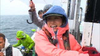 前田敦子、釣り師だった!豪雨の海で満面の笑み