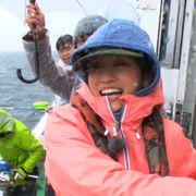 前田敦子、釣り師だった!豪雨の海で満面の笑み