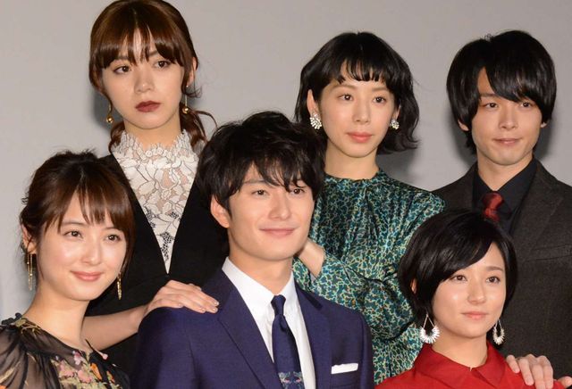 美女に囲まれ、両手に華の岡田将生