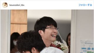 綾野剛＆星野源、熱いハグに「恋人か!?」 ファン興奮の紅白お祝いショット