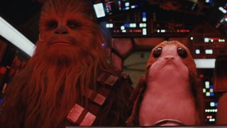 『スター・ウォーズ』新キャラとチューバッカは微妙な関係!?思わず笑顔の新映像