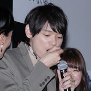 古川雄輝、戸次重幸からの誕生日ケーキをムシャムシャ…止まらず共演者が驚く