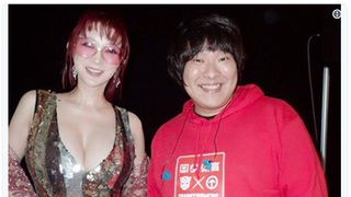 岡崎体育、デビュー後初めて連絡交換した女性が話題に!「リアル美女と野獣」