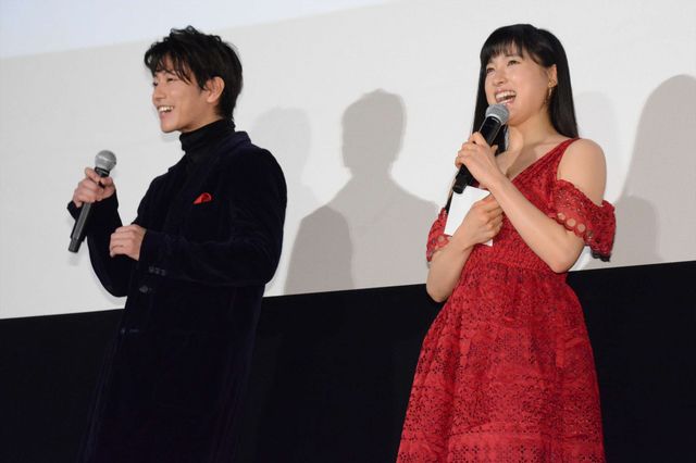 佐藤からの手紙を胸に笑顔を見せる土屋