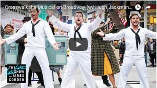 ヒュー・ジャックマン、横断歩道でゲリラミュージカル！