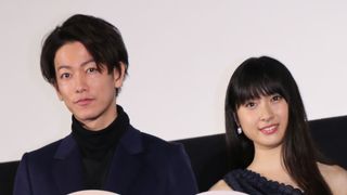 佐藤健と土屋太鳳がクリスマスの公開プロポーズに立ち会い