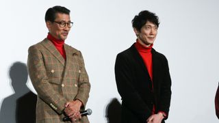 中井貴一&佐々木蔵之介、あやうく双子コーデ!おそろの赤タートルネックで笑い