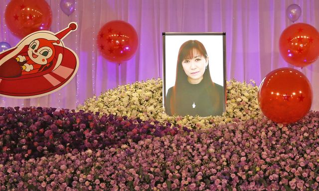 鶴ひろみさんを送る会の祭壇は、鶴さんが好きだった紫色の花があしらわれた