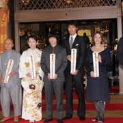 染谷将太、空海ゆかりの寺へ 焚き上げの炎に興奮