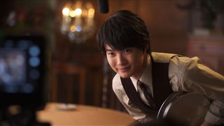 神木隆之介、ウェイター姿が似合いすぎ！新CMで女性をおもてなし