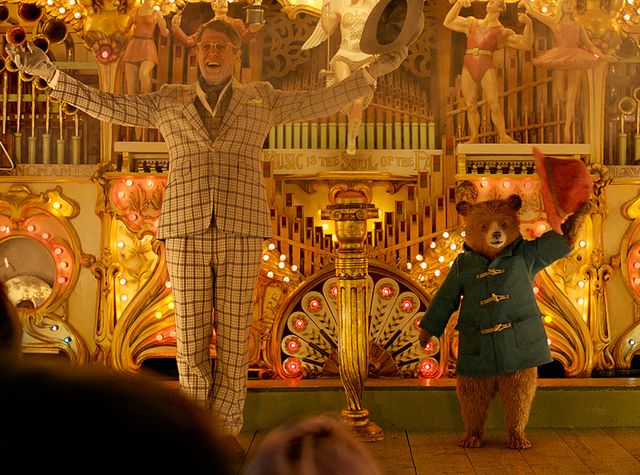 映画『パディントン2』よりヒュー・グラントとパディントン , (C) 2017 STUDIOCANAL S.A.S All Rights Reserved.