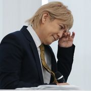 引退発表の小室哲哉「悔いなしなんて言えない」 涙ながらの会見