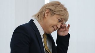 引退発表の小室哲哉「悔いなしなんて言えない」 涙ながらの会見