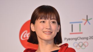 綾瀬はるか、スケートで壁に激突するハプニング！