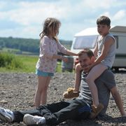 マイケル・ファスベンダー、子役とじゃれあうメイキング映像!